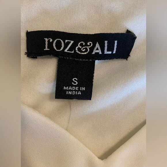 Roz & Ali size Small Ladies White Cold Shoulder Blouse. Gotta Love Bling NWT - Picture 3 of 3